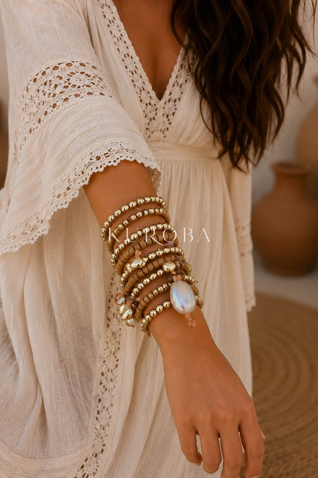 Pulsera Boho con Detalles Dorados y Nacarados